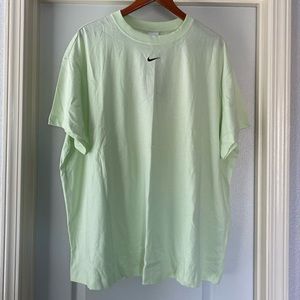 Nike woman’s shirt size XXL color green